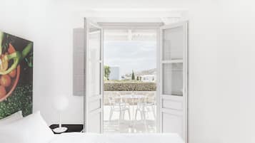 Junior Suite | In-room safe, individually decorated, individually furnished, desk