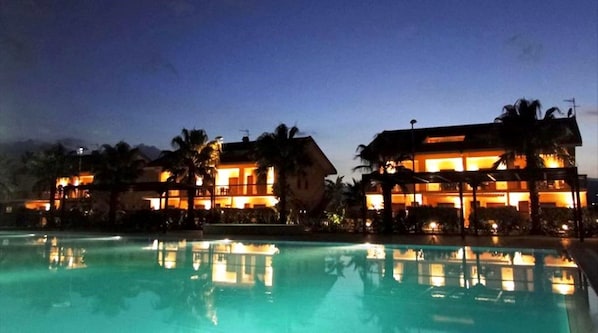 Outdoor pool, pool umbrellas, sun loungers