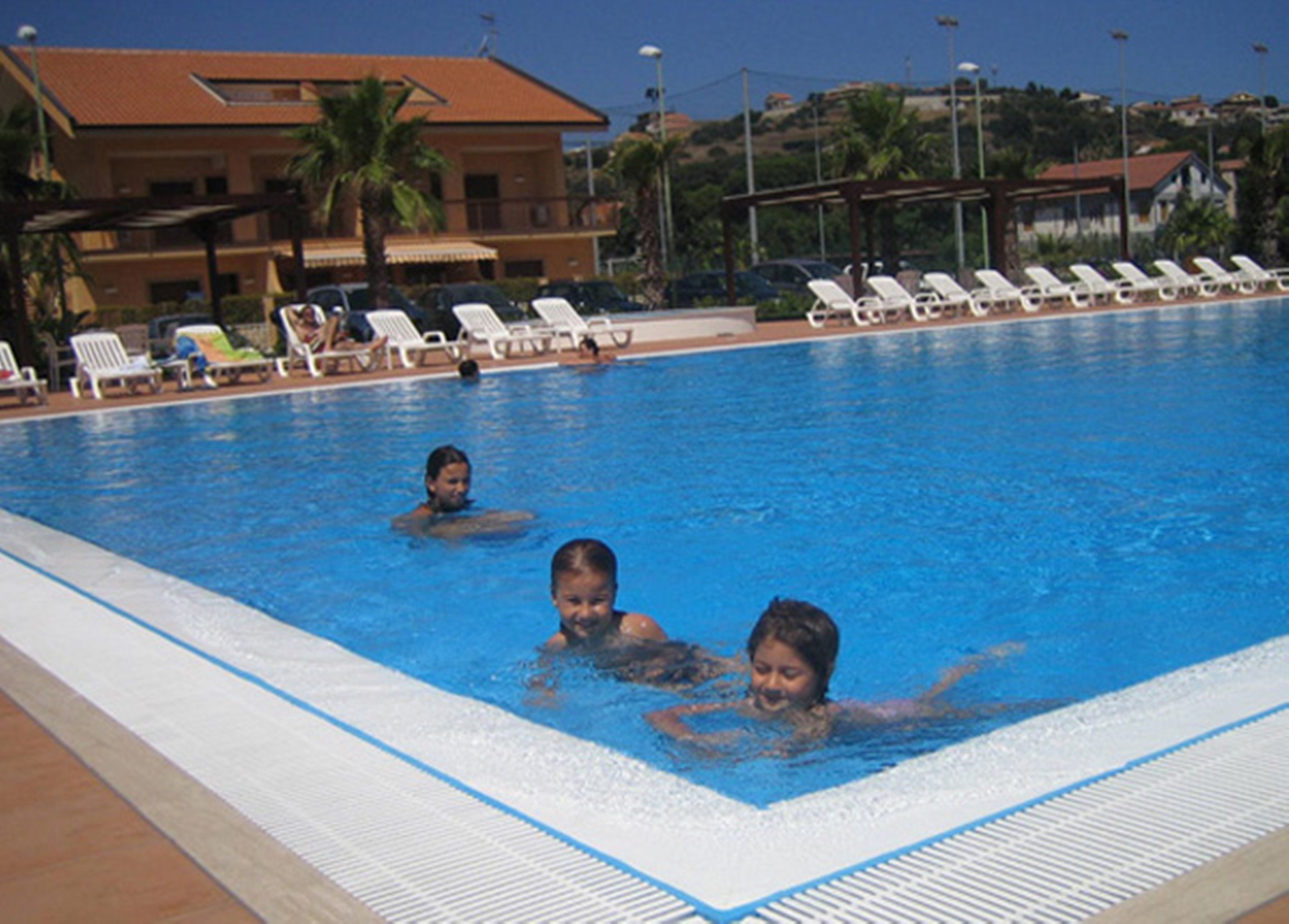 Hồ bơi ngoài trời, dù/ô trên bãi biển/hồ bơi, ghế dài tắm nắng 