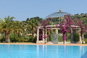 Piscine extérieure, parasols de plage, chaises longues