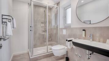 Superior-Doppelzimmer | Badezimmer | Kostenlose Toilettenartikel, Haartrockner, Bademäntel, Handtücher