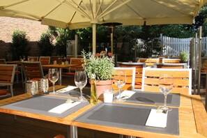 Se sirven desayunos y cocina internacional (con vistas al jardín) 