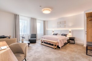 Quarto casal superior | Roupas de cama antialérgicas, cofres nos quartos, escrivaninha