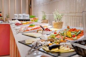 A buffet with various food items including cheeses, fruits, and vegetables. - Hotel Bad Minden (Minden)