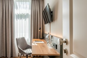 Literie hypoallergénique, coffres-forts dans les chambres, bureau