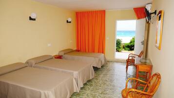 Standaard driepersoonskamer, uitzicht op zee | Een minibar, verduisterende gordijnen, gratis wifi, beddengoed