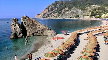 Una spiaggia nelle vicinanze