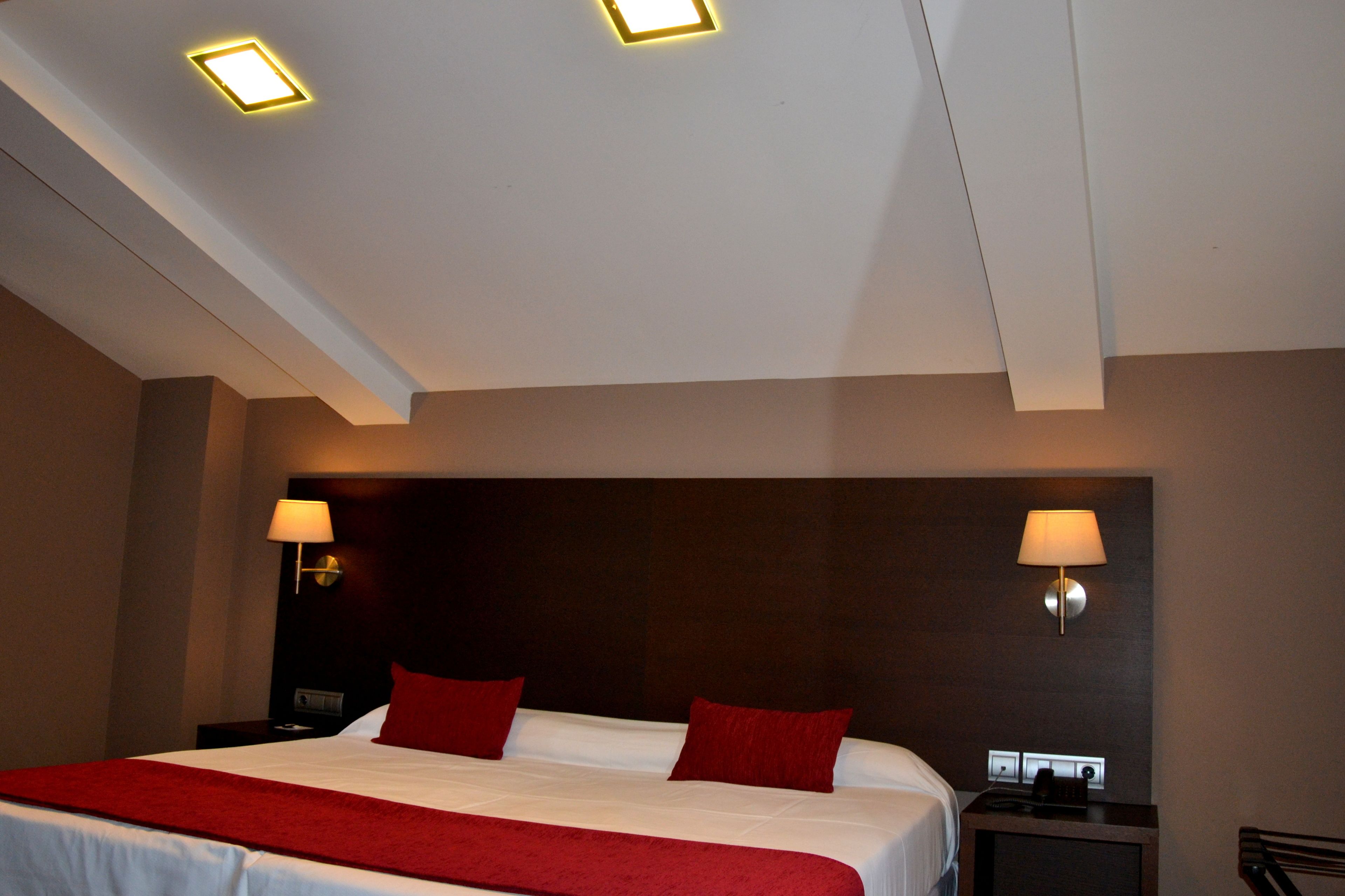 in-room safe, desk, soundproofing, free wifi