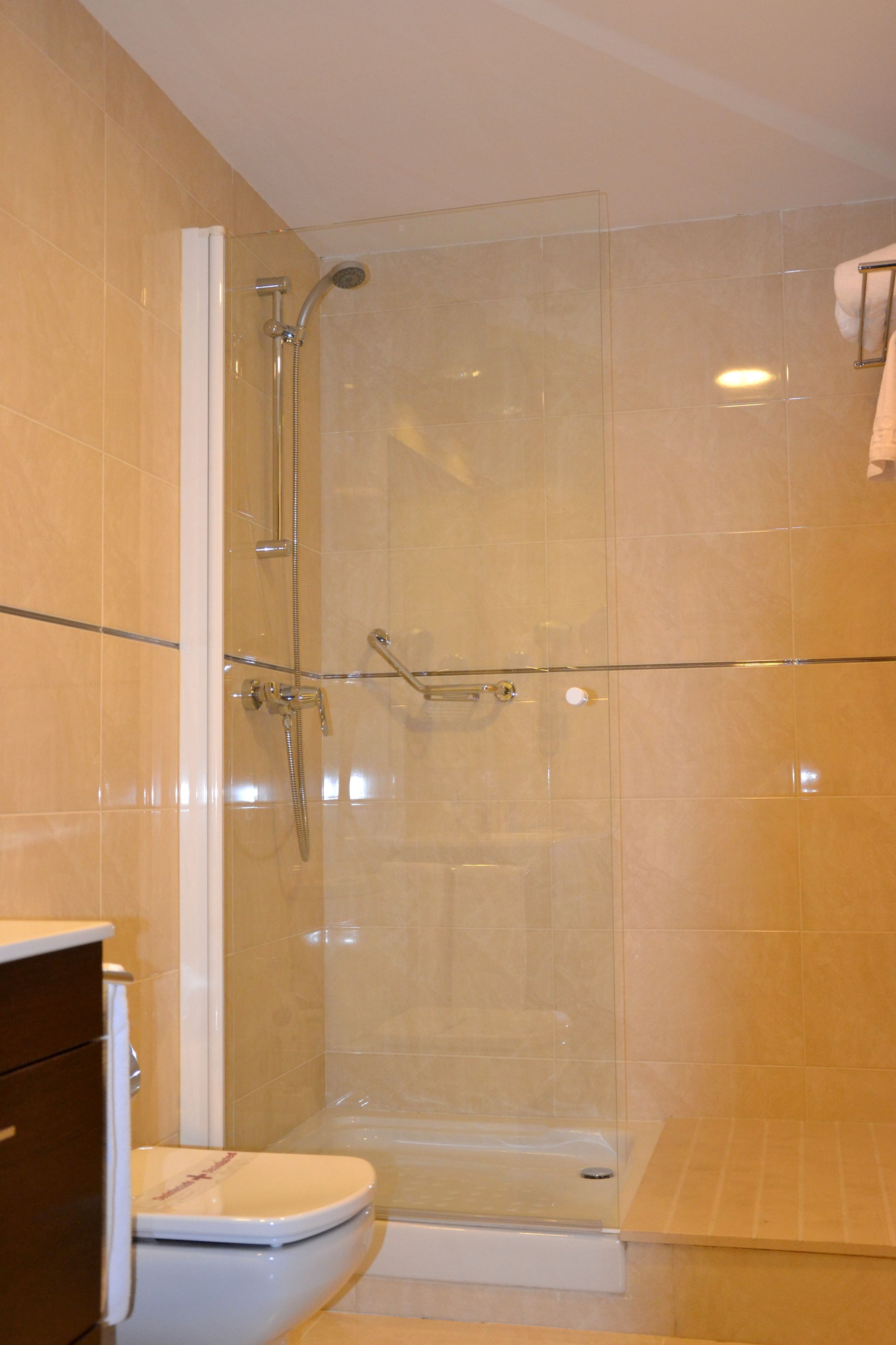 double room | bathroom | combined shower/bathtub, free toiletries, towels