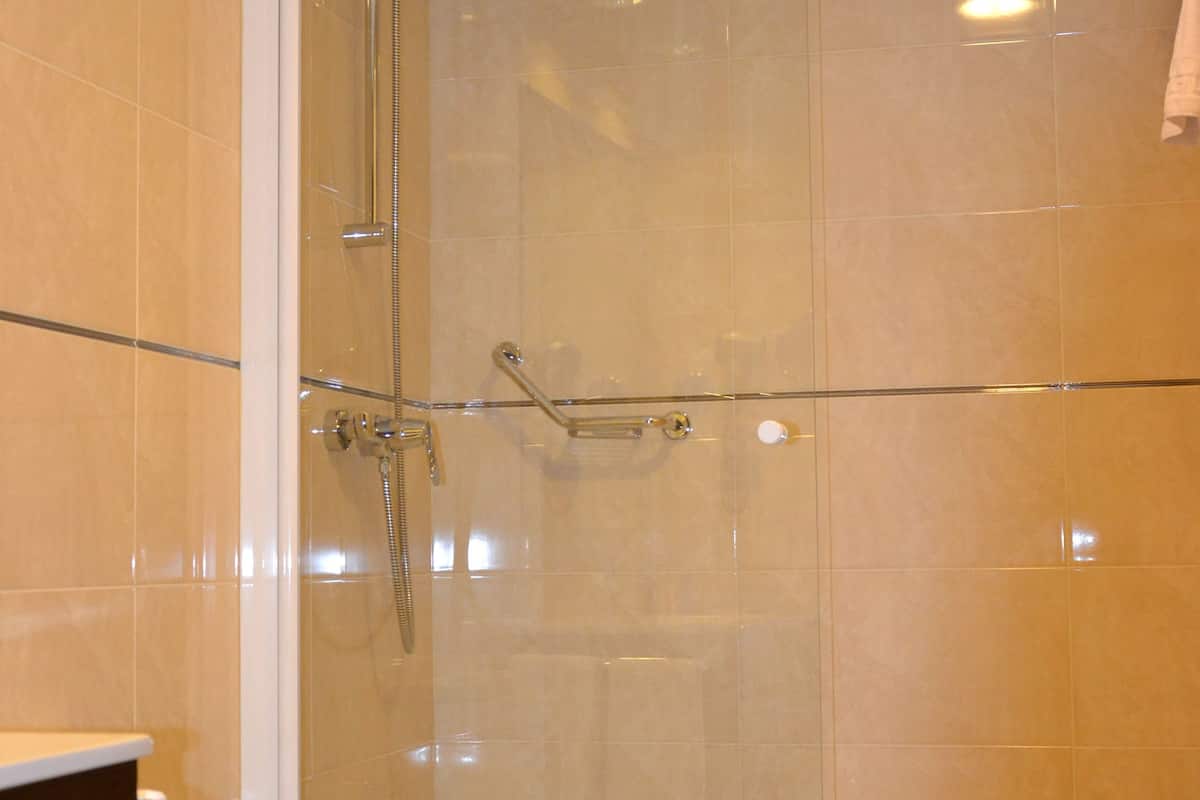 double room | bathroom | combined shower/bathtub, free toiletries, towels