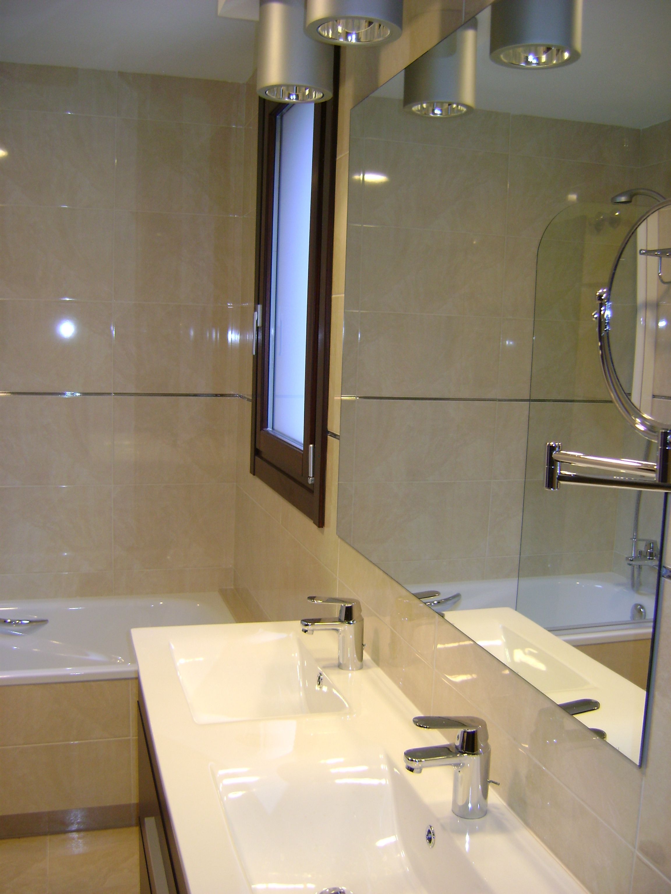 combined shower/bathtub, free toiletries, towels