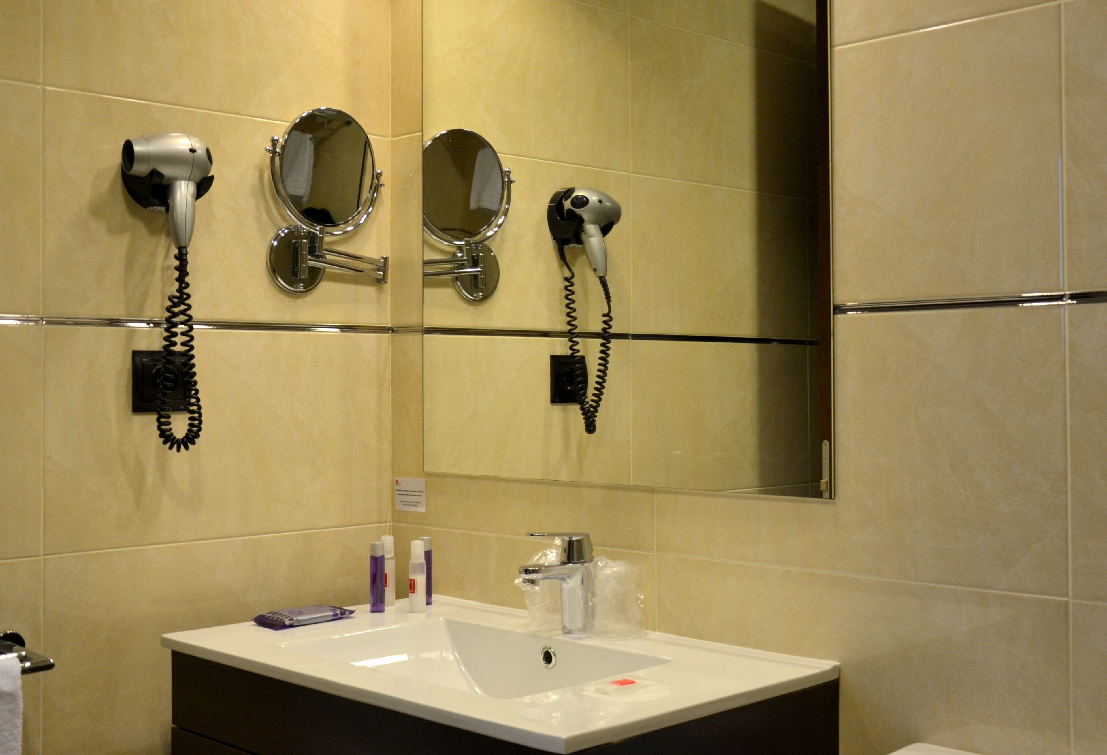 combined shower/bathtub, free toiletries, towels