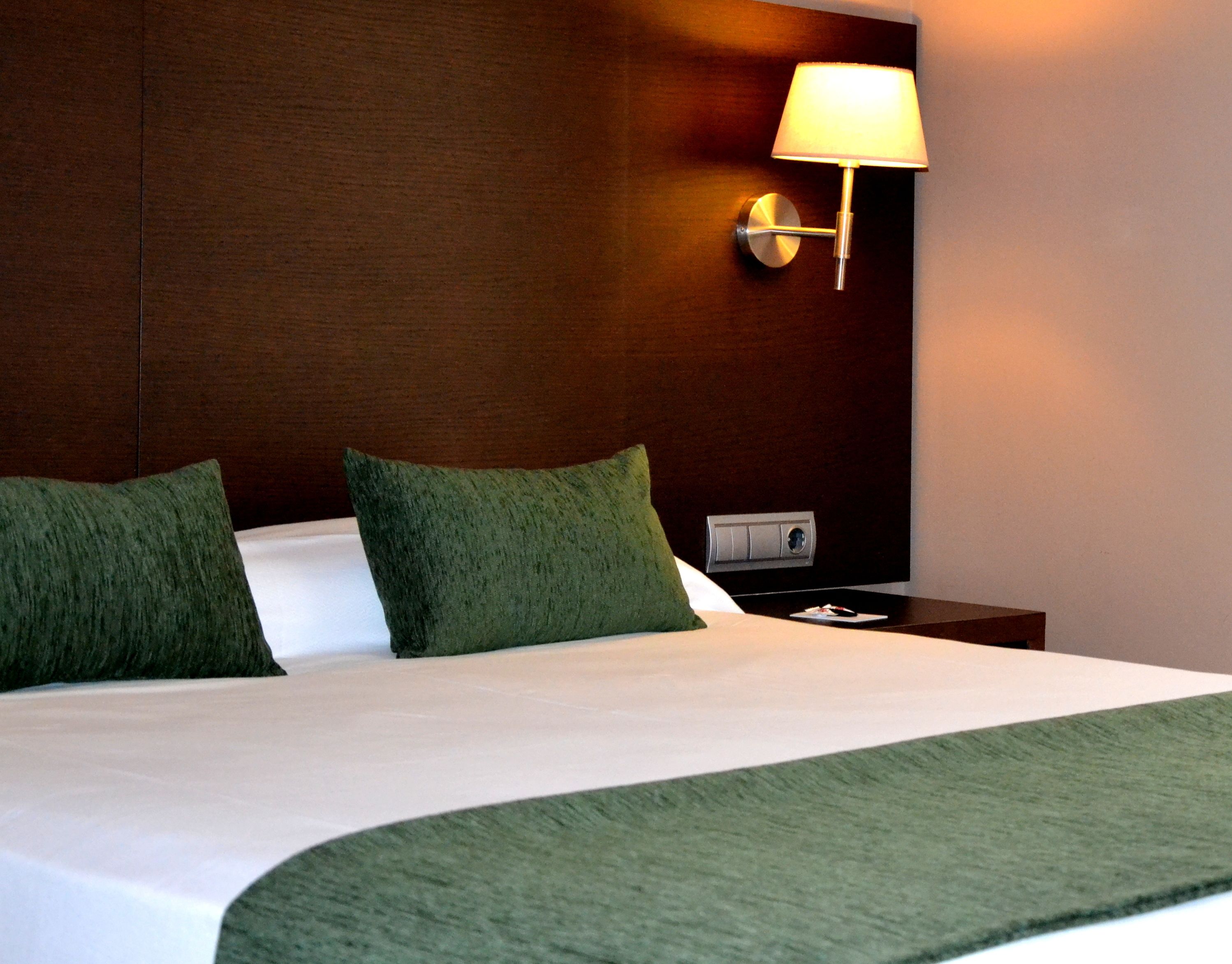 double room | in-room safe, desk, soundproofing, free wifi