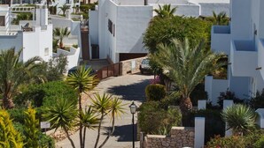 A resort with white buildings, a pool, and a view of the sea and mountains. - Boutique Hotel El Tio Kiko (Nijar)