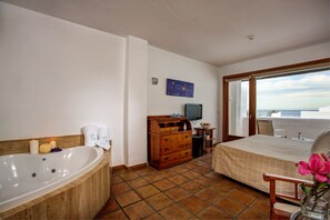 Habitación doble, bañera de hidromasaje, vistas al mar (with terrace) | Ropa de cama de alta calidad, caja fuerte, escritorio