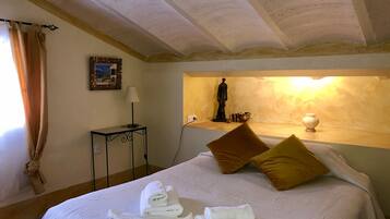 Double Room | Memory foam beds, free WiFi, bed sheets