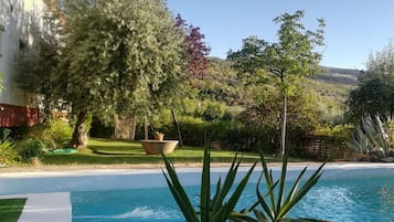 Piscina externa, espreguiçadeiras