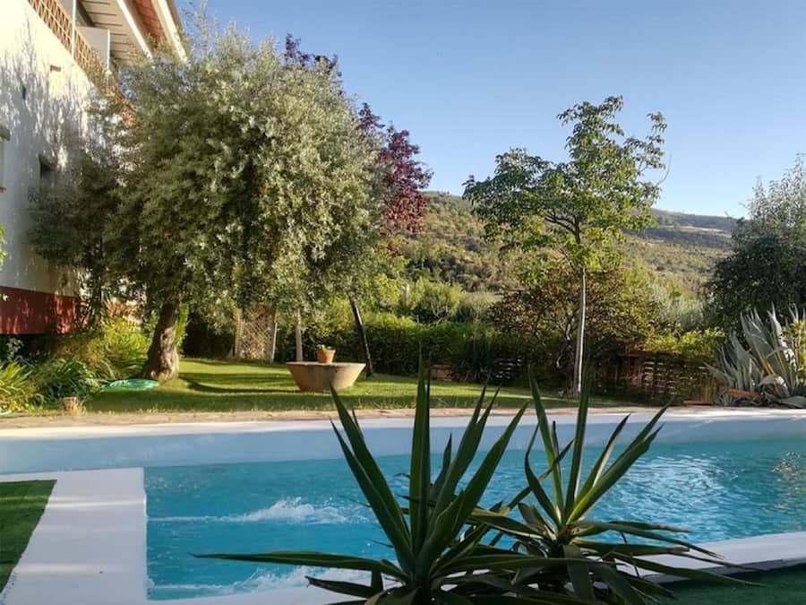 Una piscina al aire libre, sillones reclinables de piscina