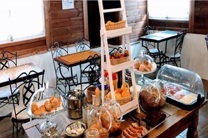 Svédasztalos reggeli mindennap (fejenként EUR 8 áron)