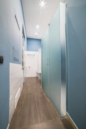Economy Double Room | Bathroom shower - Bed and Breakfast Chiaia 32 (Naples)