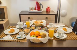 Free daily local cuisine breakfast - Bed and Breakfast Chiaia 32 (Naples)