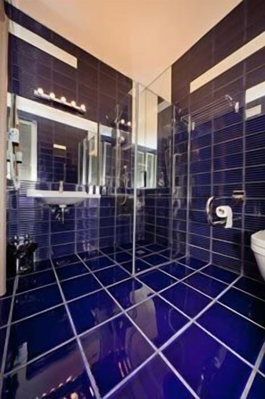 Ducha, artículos de tocador gratuitos, secador de pelo, bidet