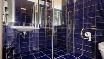 Ducha, artículos de tocador gratuitos, secador de pelo, bidet