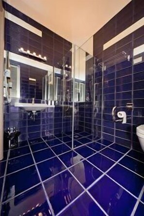 Shower, free toiletries, hair dryer, bidet - Bed and Breakfast Chiaia 32 (Naples)