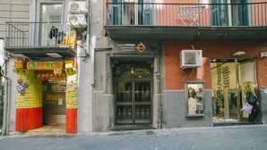 Un edificio con escaparate que indica