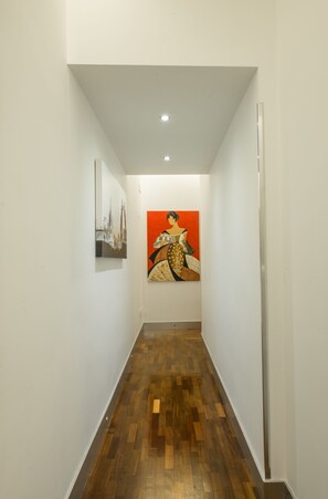 A hallway with wooden flooring and white walls. - Bed and Breakfast Chiaia 32 (Naples)