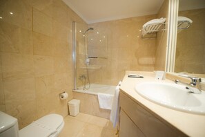 A modern bathroom with a glass-enclosed shower, a white sink, and a toilet. - San Pedro (Langreo)