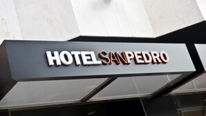 A sign for Hotel Sanpedro with a modern design. - San Pedro (Langreo)