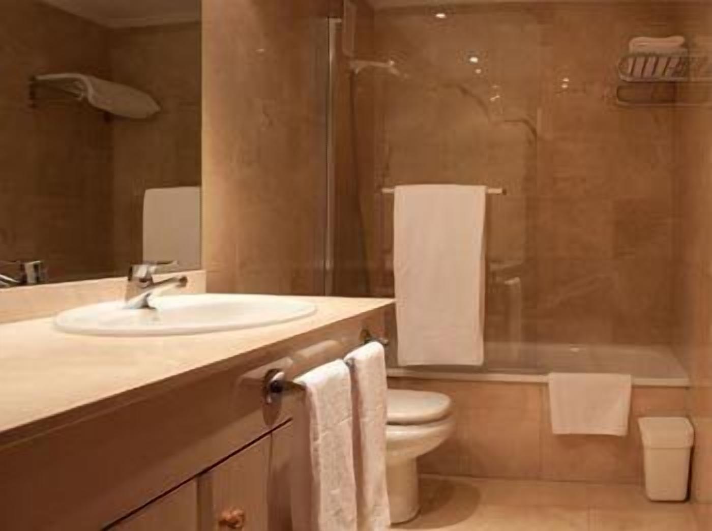 free toiletries, hair dryer