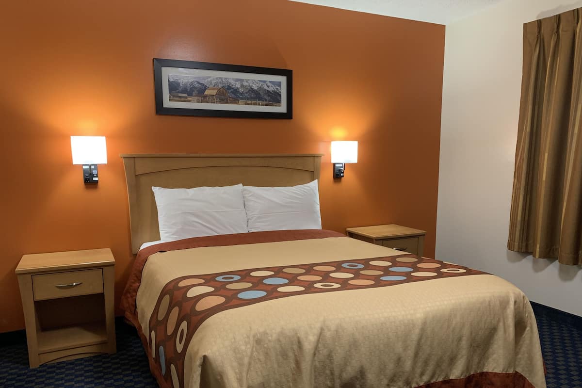 1 Queen Bed - Free Highspeed Internet | Biancheria da letto di alta qualità, copriletto in piuma