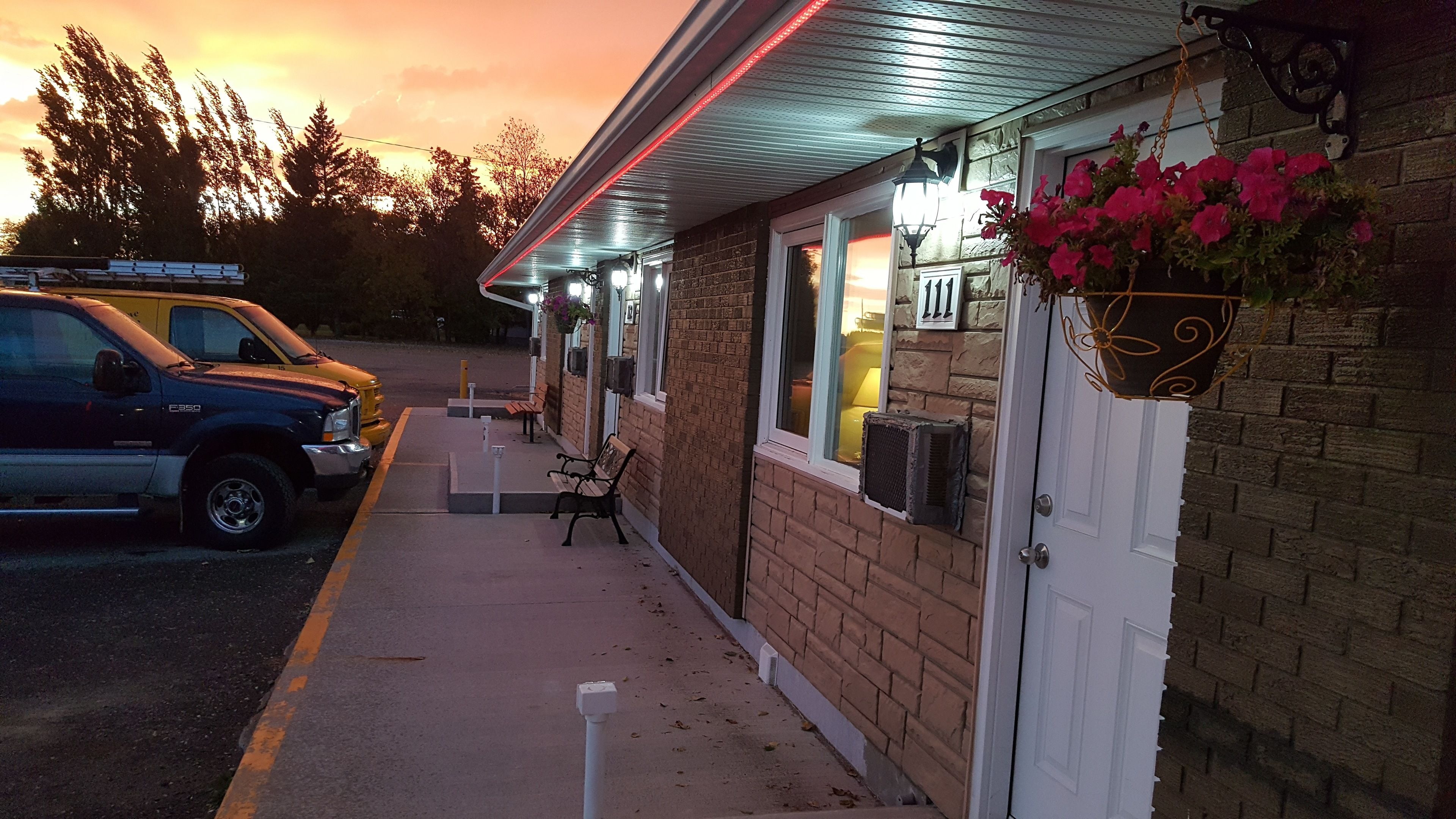 Mặt tiền nơi lưu trú - ban đêm