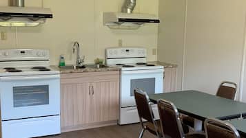 Room, 2 Double Beds | Private kitchen
