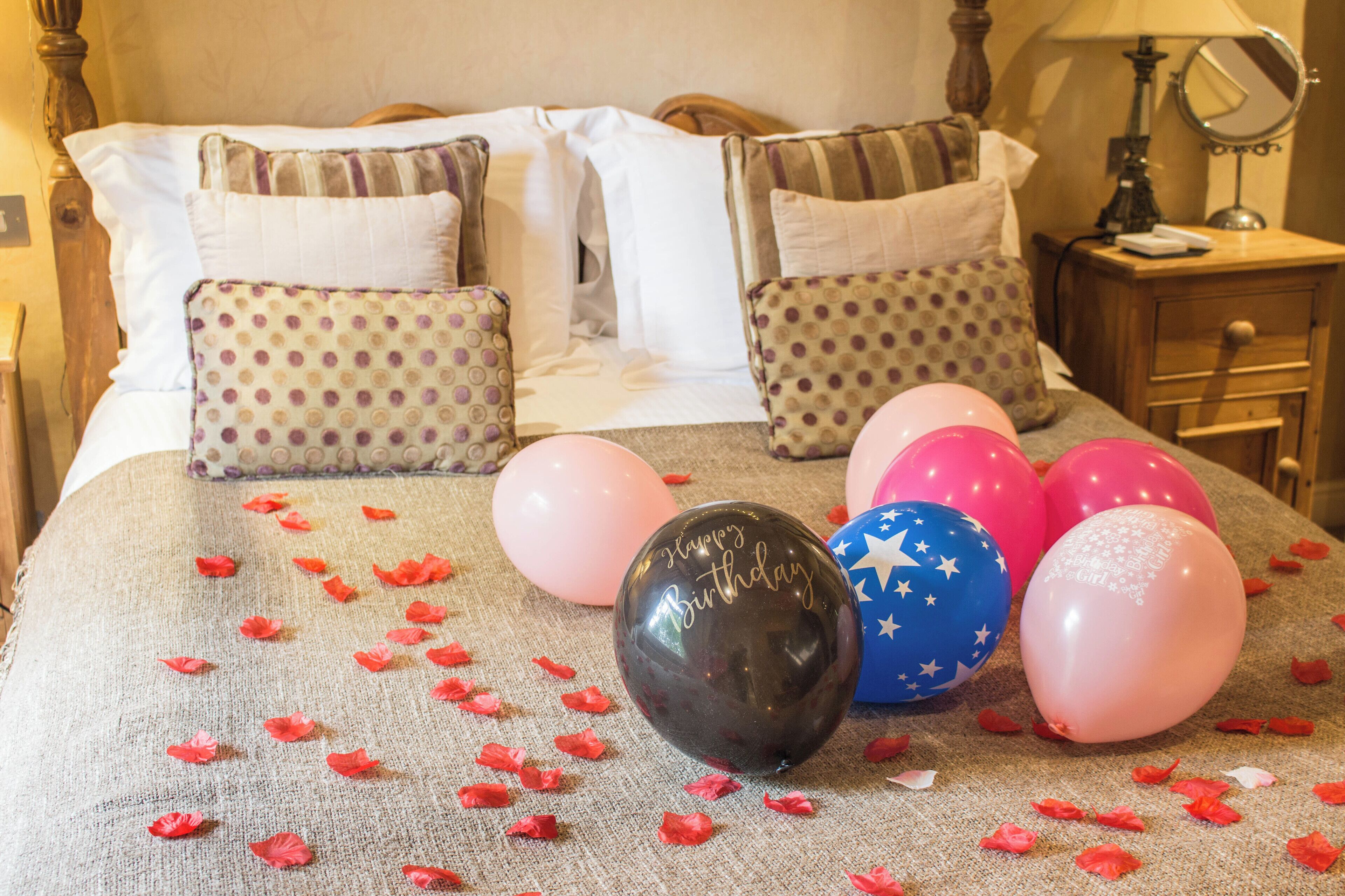 Escritorio, tabla de planchar con plancha, wifi gratis y ropa de cama 