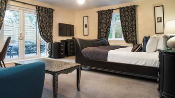 Retreat Suite with Stunning Spa Bathroom | 1 kamar tidur, meja kerja, setrika/meja setrika, dan Wi-Fi gratis