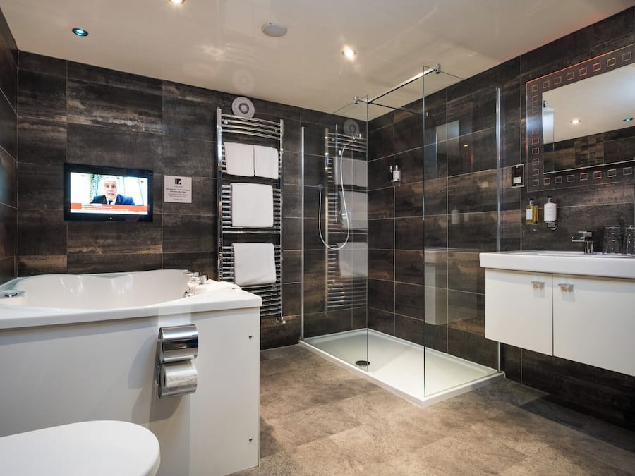Retreat Suite with Stunning Spa Bathroom | Bathroom | Free toiletries, hair dryer, towels, soap