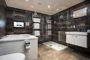 Retreat Suite with Stunning Spa Bathroom | Badrum | Gratis toalettartiklar, hårtork, handdukar och tvål