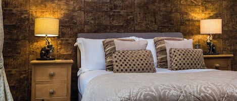 Habitación doble de lujo | Escritorio, tabla de planchar con plancha, wifi gratis y ropa de cama