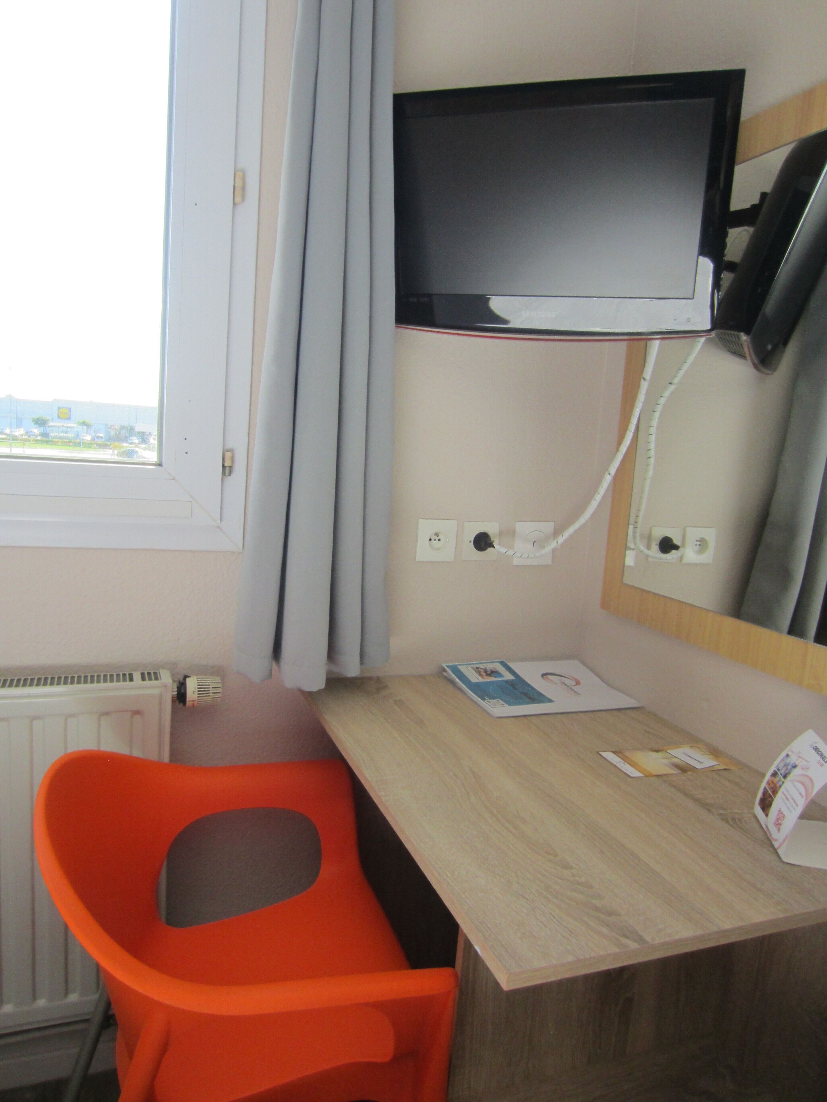 Standard Twin Room | Pillowtop beds, desk, iron/ironing board, free WiFi