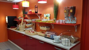 Daily buffet breakfast for a fee - The Originals Access, Hôtel les Iris (Berck-sur-Mer)