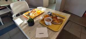 每日供应自助式早餐（每人 EUR 9.9）