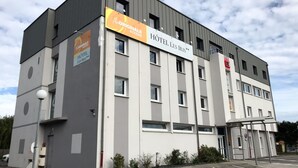 A modern hotel building with a sign for "The Originals Access" and "Hôtel Les Iris". - The Originals Access, Hôtel les Iris (Berck-sur-Mer)