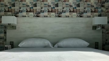 Quarto casal superior | Camas com colchões pillow-top, escrivaninha