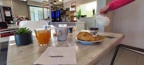 Se ofrece un desayuno bufé (9.2 EUR por persona)