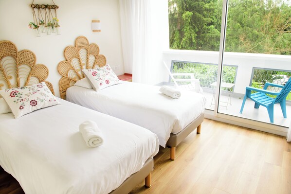 Habitación doble superior, balcón | Ropa de cama de alta calidad y decoración personalizada 