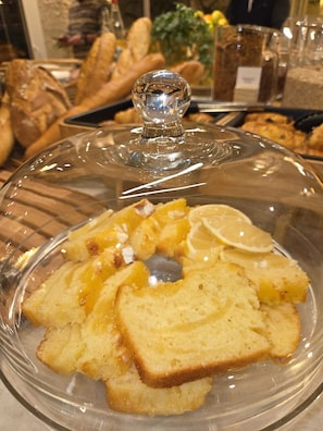 Vitrine de vidro com fatias de pão e gomos de limão.