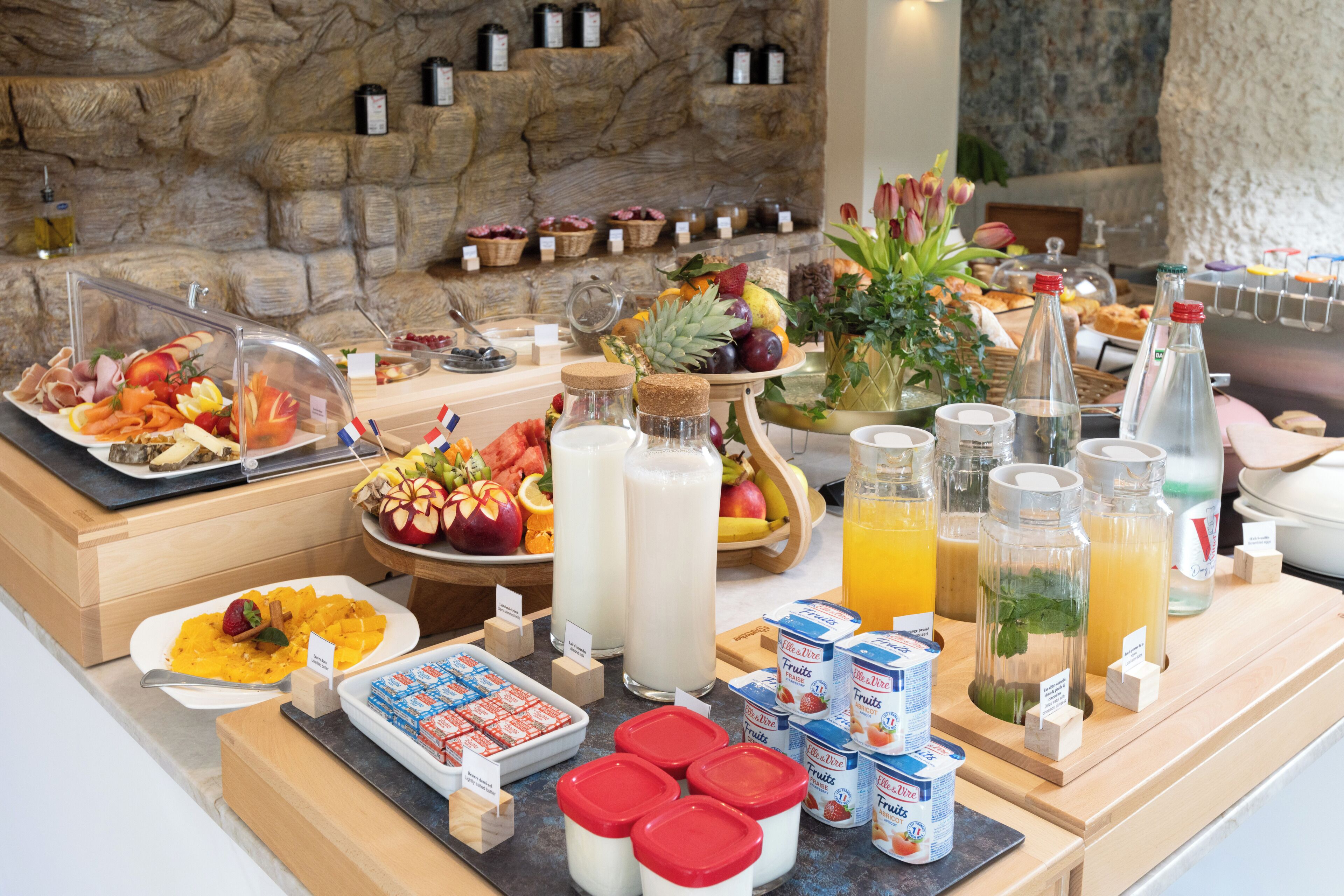 Ein reichhaltiges Buffet mit verschiedenen Speisen, darunter Obst, Milchprodukte und Getränke.